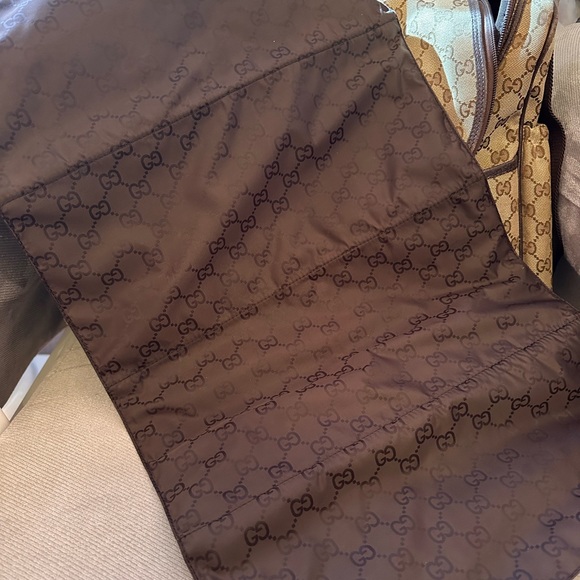 Beige and brown Gucci Diaper Bag with GG Supreme throughout - Picture 10 of 11